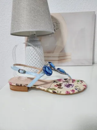 Sandalias de piel con pedrería azul