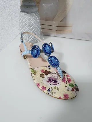 Sandalias de piel con pedrería azul