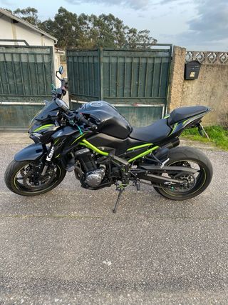 Kawasaki Z900 Negra y Verde