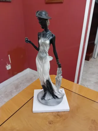 Figura Resina Mujer Elegante