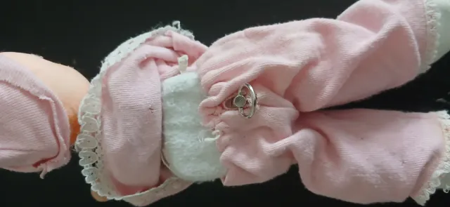 Muñeca antigua musical bebé