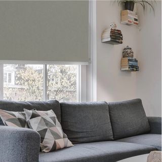 Estor gris y blanco cortina persiana