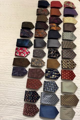 Lote 42 Corbatas Variadas + 3 Perchas para estas