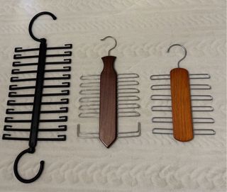 Lote 42 Corbatas Variadas + 3 Perchas para estas