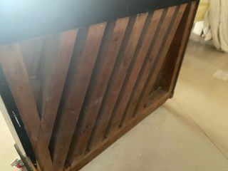 Piano de pared negro antiguo