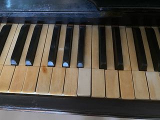 Piano de pared negro antiguo