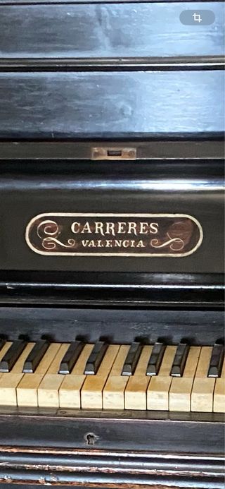 Piano de pared negro antiguo