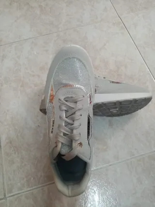 Zapatillas cómodas plateadas y grises