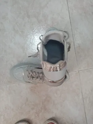 Zapatillas cómodas plateadas y grises