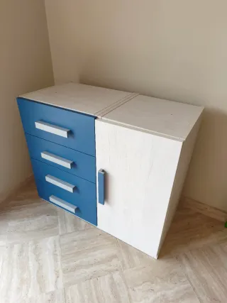 Cajonera de madera azul y blanca