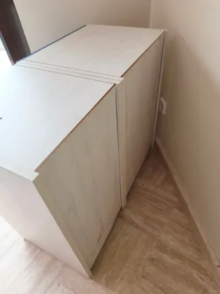 Cajonera de madera azul y blanca