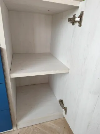 Cajonera de madera azul y blanca