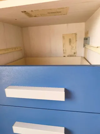 Cajonera de madera azul y blanca