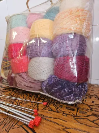 Lote de lanas variadas y agujas de tejer