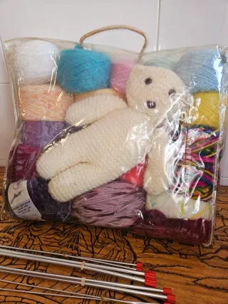 Lote de lanas variadas y agujas de tejer