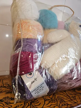 Lote de lanas variadas y agujas de tejer