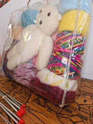 Lote de lanas variadas y agujas de tejer