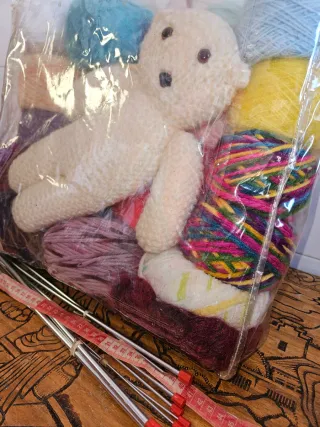 Lote de lanas variadas y agujas de tejer