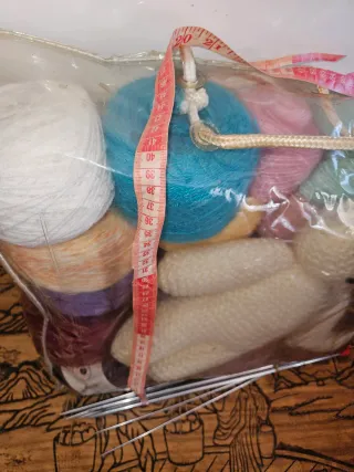 Lote de lanas variadas y agujas de tejer