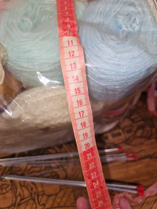 Lote de lanas variadas y agujas de tejer