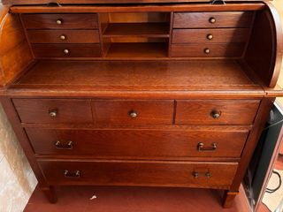 Escritorio de madera con cajones