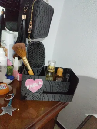 Organizador de maquillaje con corazón rosa