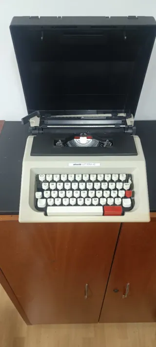 Máquina de escribir Olivetti Lettera 42