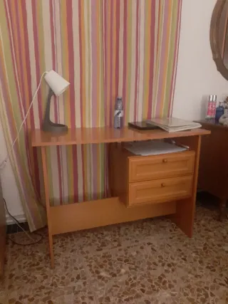 Escritorio de madera con cajones