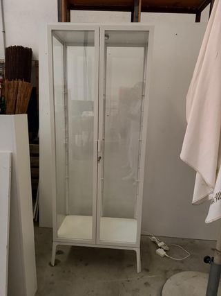 Vitrina de cristal y metal