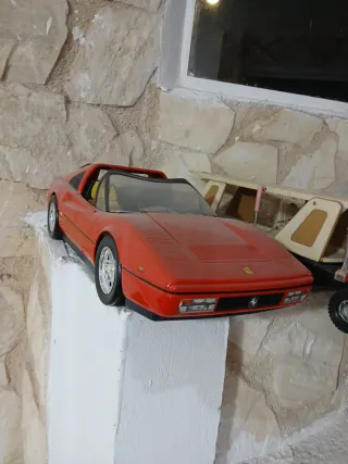 Coche deportivo rojo tiene polvo pero está nuevo