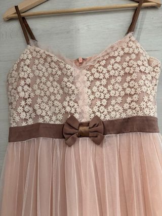 Vestido rosa salmón flores y lazo