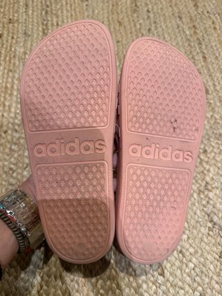 Chanclas Adidas rosas y blancas