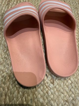 Chanclas Adidas rosas y blancas
