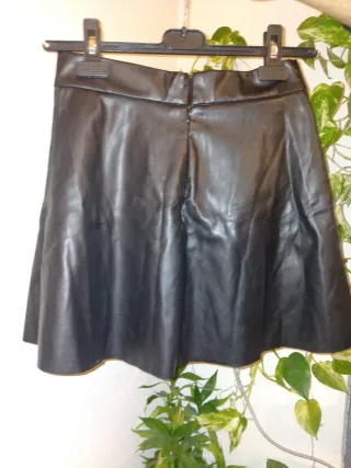 Falda corta cuero negra
