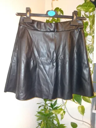 Falda corta cuero negra