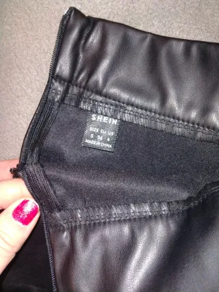 Falda corta cuero negra