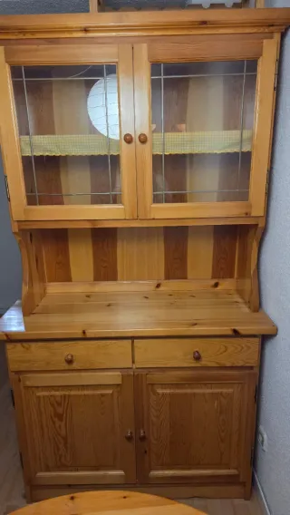 Conjunto de muebles de pino.