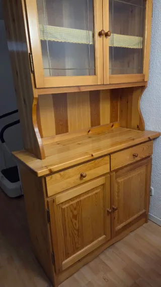 Conjunto de muebles de pino.