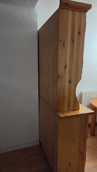 Conjunto de muebles de pino.