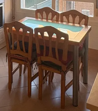 Conjunto de muebles de pino.