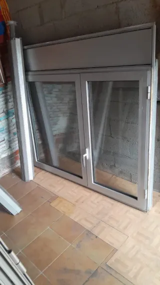 Ventanas de aluminio gris