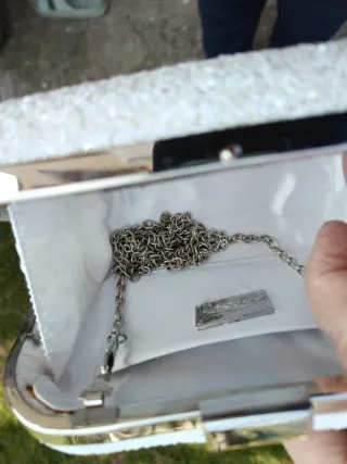 Cartera de fiesta blanca y plateada