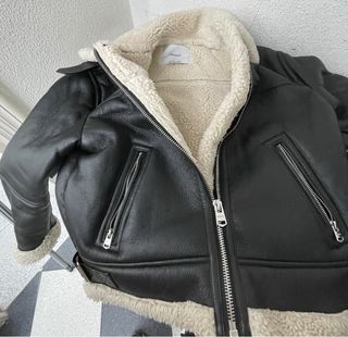 Cazadora polipiel BERSHKA interior borrego Talla S