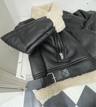 Cazadora polipiel BERSHKA interior borrego Talla S