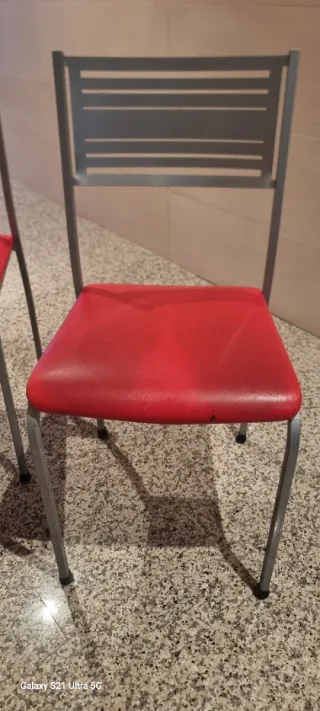 2 Sillas Metálicas Rojas y Grises