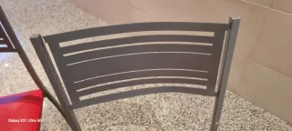 2 Sillas Metálicas Rojas y Grises