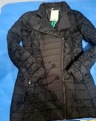 Abrigo negro Desigual