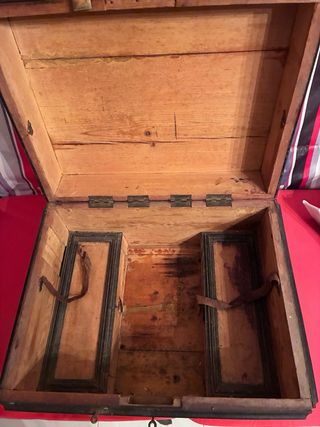 Baúl antiguo de madera y metal