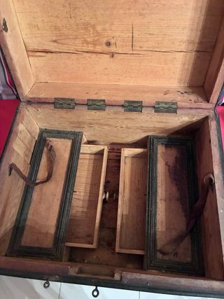 Baúl antiguo de madera y metal