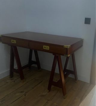 Escritorio de madera con detalles metálicos